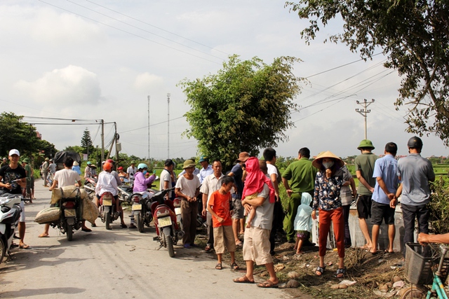 Từ đêm qua đến sáng nay, người dân thôn Đồng Hởi, xã Hồng Lạc tập trung đông người nơi xảy ra sự việc