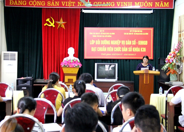 Bà Nguyễn Thị Hồng Vân - Phó Chi cục trưởng Chi cục DS-KHHGĐ tỉnh Phú Thọ phát biểu chỉ đạo lớp tập huấn