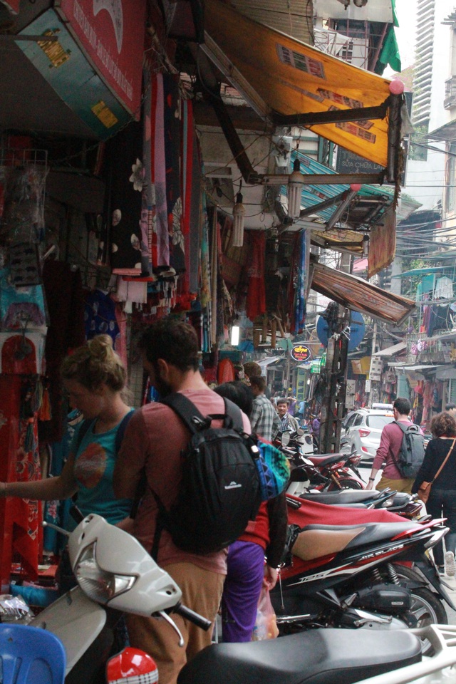 
Phía dưới, xe máy hàng hóa, phía trên mái che lấn hết vỉa hè ở phố Đinh Liệt
