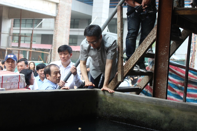 
Ngoài ra, Phó Thủ tướng còn kiểm tra phía trên tòa nhà, khu lán nơi công nhân mới chuyển từ dưới hầm tòa nhà lên sống, Phó Thủ tướng đã lên tận bể chứa nước của công trường để kiểm tra.
