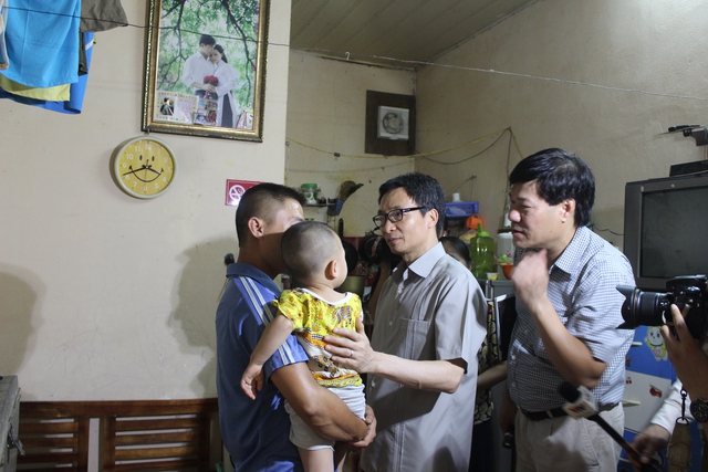 
Phó Thủ tướng trò chuyện cùng một gia đình ở khu nhà trọ. Căn phòng chỉ rộng 8m2, với 5 người sinh sống.
