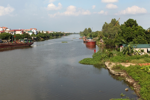 
Chiều 5/8, người dân xã Tân Hương phát hiện thi thể anh Tuyến trôi trên sông Cứu An đoạn chảy qua Cầu Ràm. Ảnh: Đ.Tuỳ
