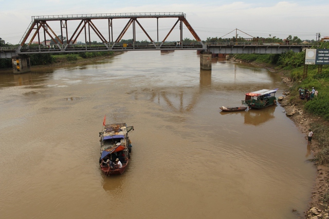 Gia đình nạn nhân thuê đội tìm kiếm thi thể con trai. Ảnh: Đ. Tuỳ