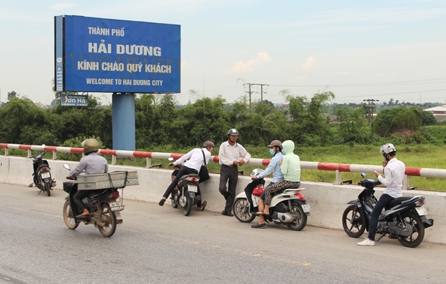 Vào 7h sáng nay, trên đường đi khám bệnh, đến đoạn cầu Lai Vu (huyện Kim Thành), anh Nam bất ngờ nhảy xuống sông tự tử.