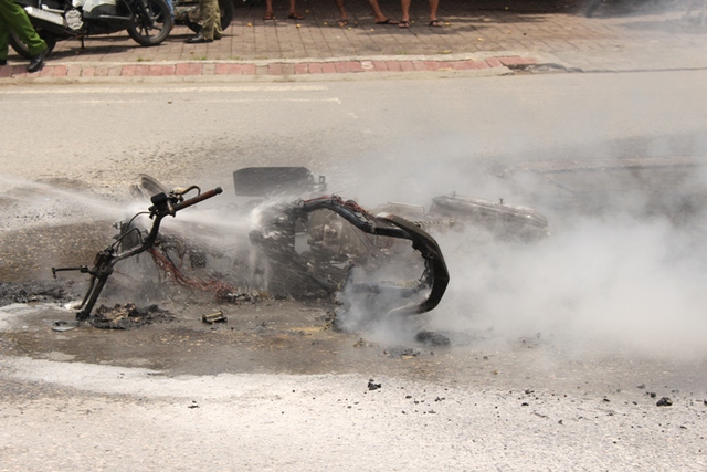 Khi đang lưu thông trên đường, chiếc xe máy bất ngờ phát nổ và bốc cháy