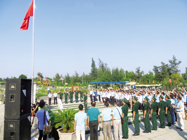Lễ chào cờ Tổ quốc của Bộ đội biên phòng Trà Cổ, Quảng Ninh. Ảnh: NP