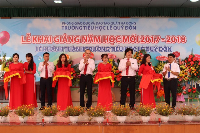 Lãnh đạo Tập đoàn Nam Cường và ngành giáo dục địa phương trong lễ khánh thành, khai giảng Trường Tiểu học Lê Quý Đôn – Hà Đông.
