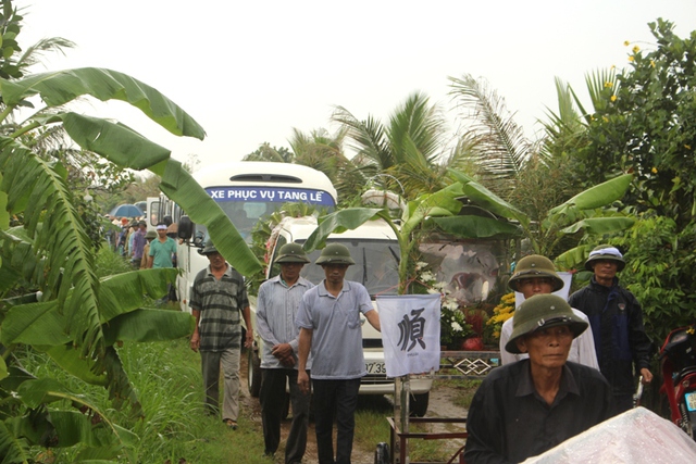 
Hàng trăm người dân đến đưa tiễn 2 mẹ con chị Thanh về cõi vĩnh hằng. Ảnh: Đ.Tùy
