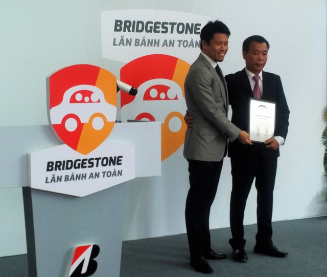 
Đại diện Bridgestone trao giấy chứng nhận cho đại diện B- Select Minh Ngọc.
