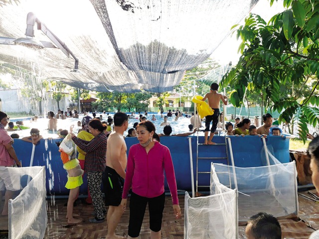 Một buổi học bơi ở Trường Tiểu học Đông Hải 2 (Hải An). Ảnh: T.G