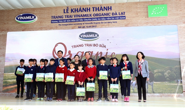 Dịp này, Vinamilk cũng trao tặng sữa cho trẻ em cơ nhỡ của trung tâm bảo trợ xã hội tỉnh Lâm Đồng. Các em ở trung tâm sẽ được uống sữa miễn phí trong vòng 3 tháng liên tục.
