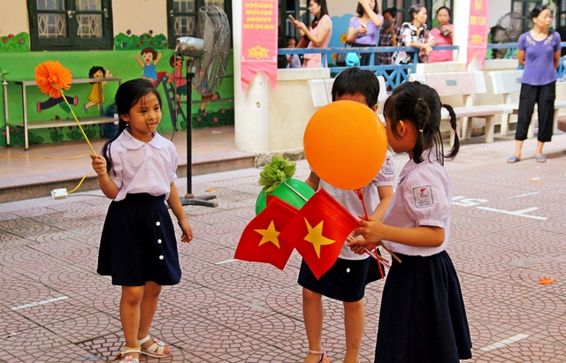 Ng&agrave;y khai giảng thật l&agrave; vui, c&oacute; cờ, c&oacute; hoa, được nghe ca nhạc. Đối với những c&ocirc; cậu học tr&ograve; n&agrave;y ước mong rằng ng&agrave;y n&agrave;o cũng được đi khai giảng...