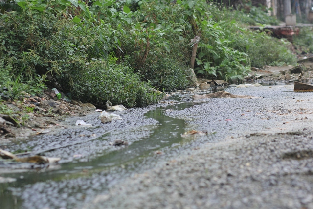 
Vào mùa mưa, đoạn đường này không khác gì ao tù. Nước không thể thoát do hệ thống cống quá yếu, các phương tiện đi lại rất khó khăn.
