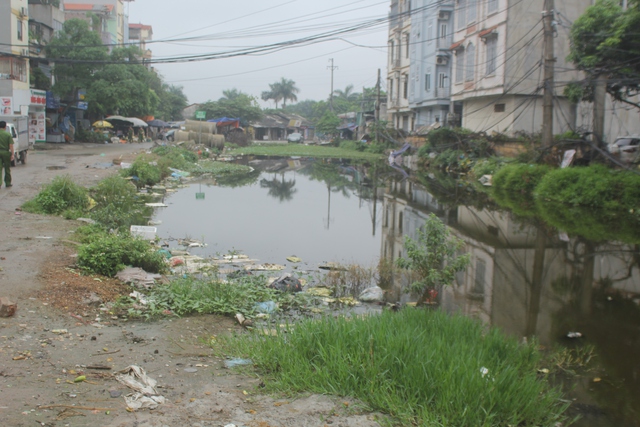 
Nhiều đoạn nước không thể thoát được nên tạo thành một hồ nhỏ, rác thải được tập kết khiến cho mùi hôi thối càng nồng nặc hơn.
