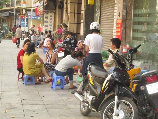 
Khu vực phố cổ Hà Nội mặc dù không gian cho người đi bộ đã được ưu tiên nhưng vẫn có những hàng quán lấn vỉa hè như thế này.
