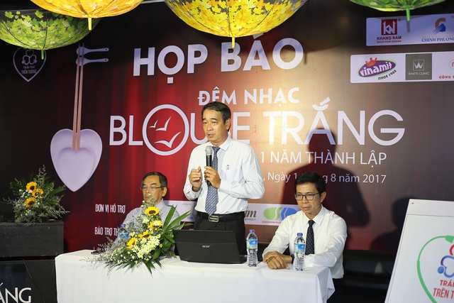 
Bác sỹ Huỳnh Thanh Hiển, Trưởng ban điều hành Blouse Trắng đang phát biểu tại buổi họp báo đêm nhạc Blouse Trắng kỷ niệm 1 năm thành lập. Ảnh: CTV
