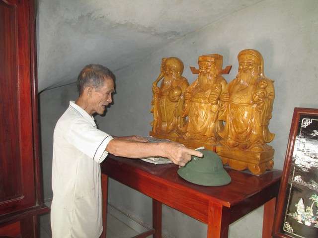 
&Ocirc;ng Lự đam m&ecirc; đọc s&aacute;ch b&aacute;o. Ẩnh: Ngọc Thi
