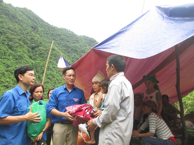 
Đoàn Thanh niên đến với nhân dân vùng lũ, trao những phần quà đầy ắp nghĩa tình với mong muốn làm ấm lòng người dân sau những ngày mưa lũ.
