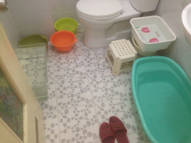 Các loại vật dụng đều được sử dụng trữ nước tại một căn hộ thuộc HH Linh Đàm.