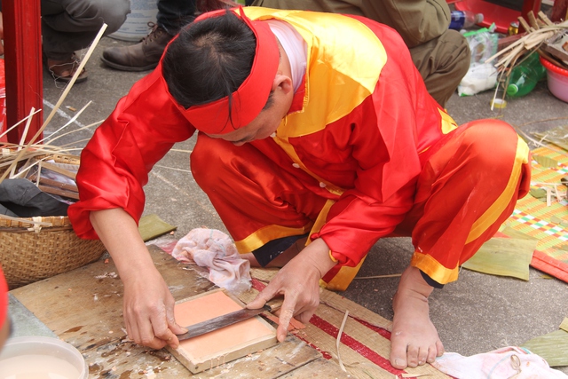 
Các loại bánh đang được trang trí để chuẩn bị dâng Thành Hoàng làng, Phật và Thánh. Cũng là để BTC là các cụ cao niên chấm điểm
