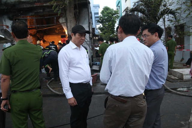 
Ông Huỳnh Đức Thơ, Chủ tịch UBND TP Đà Nẵng có mặt tại hiện trường chỉ đạo khắc phục vụ việc và động viên gia đình nạn nhân. Ảnh: T.T
