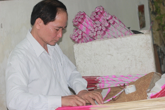 Làng nghề hương trầm Quỳnh Đôi hiện nay có 20 cơ sở sản xuất với doanh thu hàng tỷ đồng mỗi năm. Ảnh: Nguyễn Hồng Quân