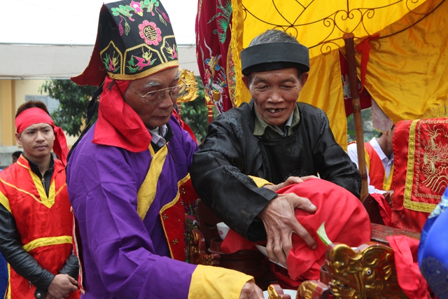 
Chính vì thế mà tại lễ hội năm nay, không diễn ra cảnh giẩm đạp, chen lấn để tranh cướp phết.
