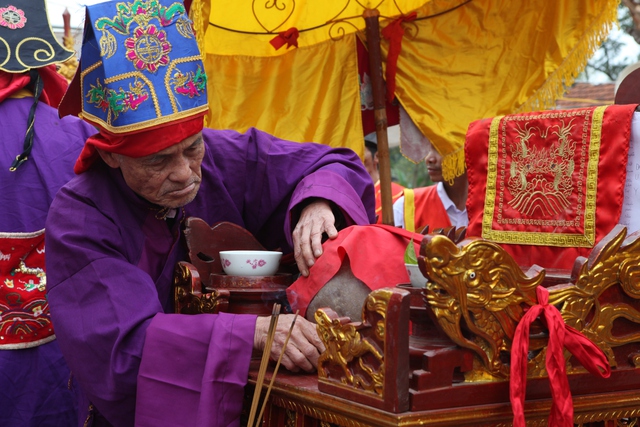 
Lễ hội nhằm tưởng nhớ người xưa rèn sức khoẻ cho binh sĩ. Sau này, trở thành trò chơi dân gian trong lễ hội truyền thống hàng năm của thanh niên làng Đông Lai.

