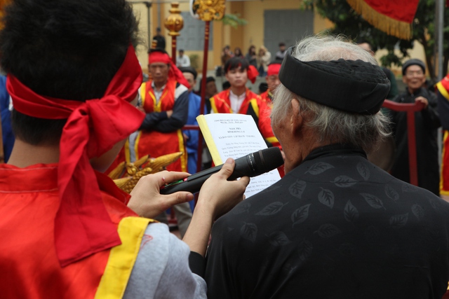 
Theo quan sát của chúng tôi, vì không có màn cướp phết nên lượng người tham gia lễ hội làng Đông Lai không nhọn nhịp như mọi năm.
