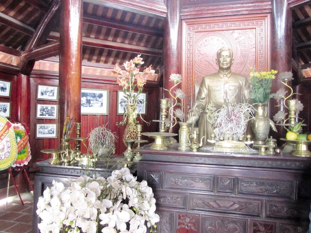 Bức tượng của cố TBT Lê Duẩn trong ngôi đền. Ảnh: NNP