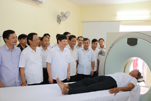 
Thứ trưởng Nguyễn Viết Tiến tại lễ bàn giao máy chụp cắt lớp
