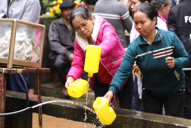 
Ngoài ra, người dân nơi đây khi đi lễ chùa tại Phủ Na còn tranh thủ đem bình hoặc chai để lấy nước. Theo quan niệm của người dân địa phương, nếu lấy được nước này thì cả năm đó công việc sẽ hanh thông, nhiều may mắn.
