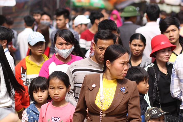 
Các ngã đường hướng về ngôi chùa đều chật ín người.
