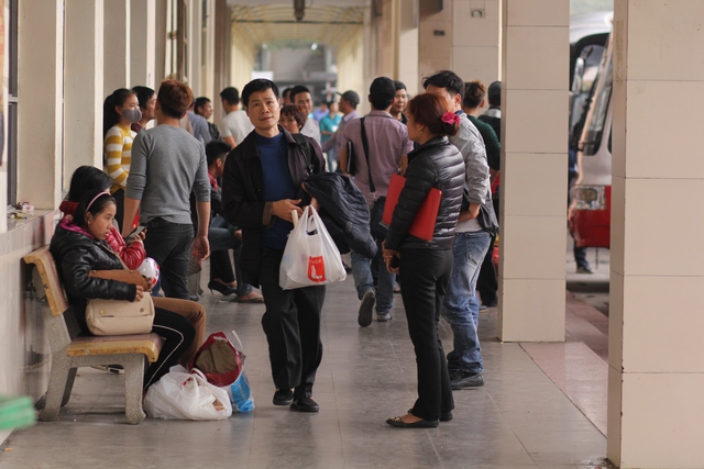 
Tại các bến xe, tuyến đường của Thủ đô Hà Nội lượng phương tiện tăng cao do người dân trở lại sau kỳ nghỉ Tết. Tuy nhiên, tại BX Mỹ Đình, không khí không nhộn nhịp như những năm trước. Nguyên nhân được nhiều người cho là do việc luân chuyển luồng tuyến giữa các bến xe vừa diễn ra cuối năm 2016.
