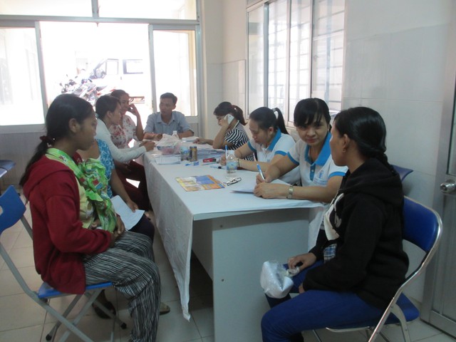 Đoàn Trung tâm Sức khỏe sinh sản cộng đồng Nha Trang cung cấp dịch vụ tại Khánh Sơn, Khánh Hòa. Ảnh: T.Nguyễn