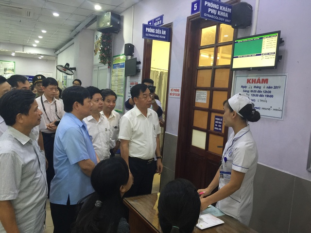 
Thứ trưởng Bộ Y tế Nguyễn Viết Tiến kiểm tra công tác đón tiếp, thái độ phục vụ người bệnh tại phòng khám phụ khoa - bệnh viện Phụ sản Hà Nội.
