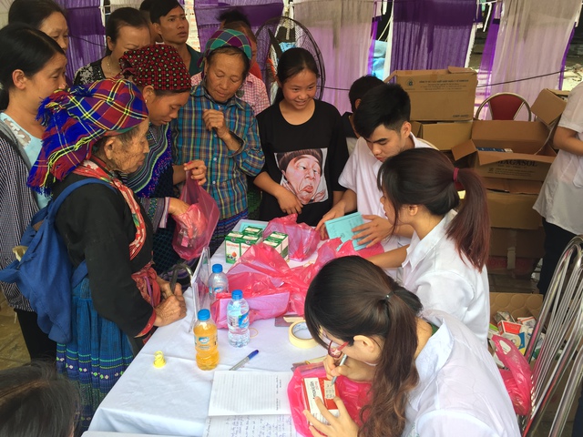 Cũng trong sáng 28/6, đoàn BS của ĐH Y Hà Nội đã thăm khám, tặng quà cho bà con ở huyện Bắc Hà, Lào Cai.