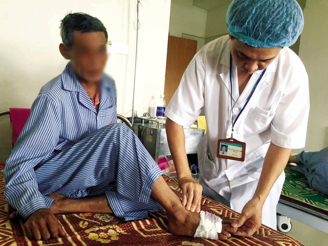 Chăm sóc người mắc bệnh đái tháo đường có biến chứng bàn chân tại Bệnh viện Nội tiết Trung ương. Ảnh: V.Thu