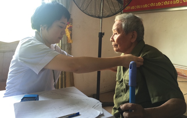 
Ông Nguyễn Trí Y (91 tuổi, xã Cẩm Hưng), là thương bình, đã chiến đấu qua nhiều chiến trường. Ông cho biết ông rất vui khi được các bác sĩ về tận xã khám miễn phí cho bà con.
