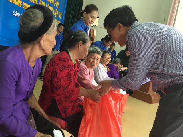 
PGS.TS Trần Văn Thuấn - Giám đốc Bệnh viện K tặng quà cho các mẹ, vợ liệt sĩ.
