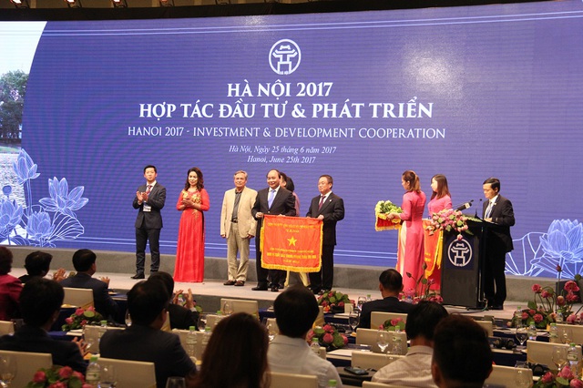 Thủ tướng Nguyễn Xuân Phúc trao Cờ thi đua cho Công ty Eurowindow.