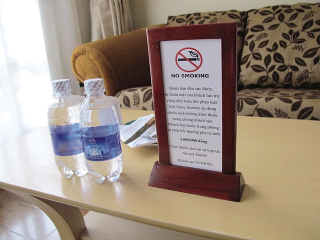Biển báo cấm hút thuốc cần rõ ràng, đặt tại những vị trí dễ quan sát trong mỗi khách sạn. Ảnh: T.G
