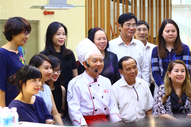 Ông Hiroharu Motohashi chụp ảnh lưu niệm cũng khách mời trong ngày khai bếp