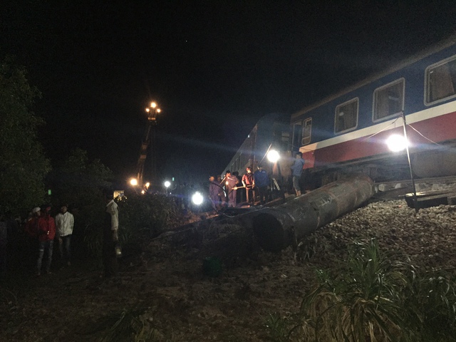 
Dù đã điều động tối đa lực lượng và phương tiện nhưng công tác cứu hộ cứu nạn vẫn gặp nhiều khó khăn do vị trí xảy ra tai nạn gần vùng trũng thấp, nhiều nước...
