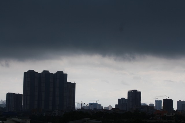 Mây đen bao phủ Hà Nội từ sáng sớm 12/7. Ảnh: HP