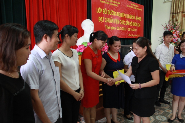 
Bà Trần Thị Huyền, Phó Giám đốc Sở Y tế, Chi cục Trưởng Chi cục DS-KHHGĐ tỉnh Phú Thọ trao chứng chỉ cho các học viên

