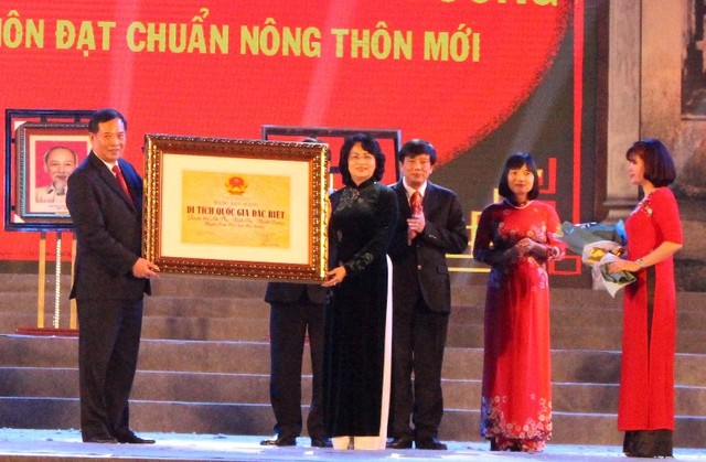 
Phó Chủ tịch nước Đặng Thị Ngọc Thịnh trao bằng di tích Quốc gia đặc biệt cho tỉnh Hải Dương
