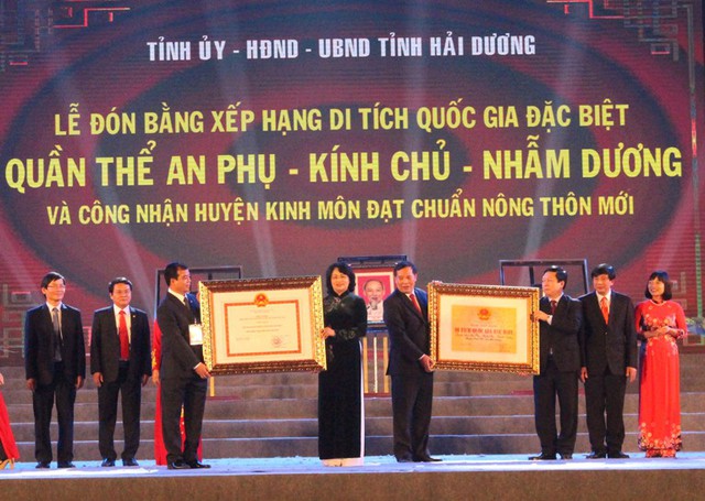 
Phó Chủ tịch nước Đặng Thị Ngọc Thịnh trao bằng công nhận di tích Quốc gia đặc biệt và bằng công nhận huyện Kinh Môn đạt chuẩn nông thôn mới. Ảnh: Đ.Tùy
