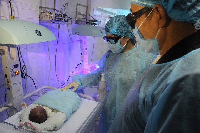 
Bộ trưởng Nguyễn Thị Kim Tiến thăm các bé sinh non được điều trị tại Bệnh viện sản nhi Bắc Ninh, chiều 21/11.
