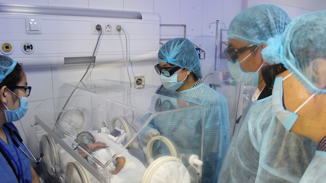 
Bộ trưởng Nguyễn Thị Kim Tiến thăm trẻ sơ sinh non tháng tại Đơn nguyên sơ sinh (Bệnh viện sản nhi Bắc Ninh)
